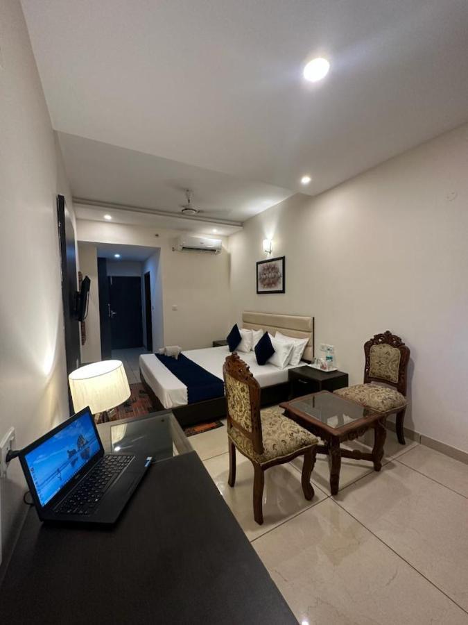 Отель Jb Residency Zirakpur !! Top Rated & Most Awarded Property In Zirakpur Экстерьер фото