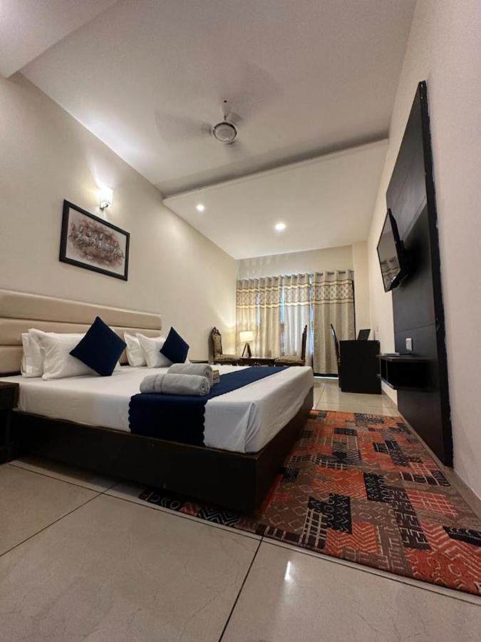 Отель Jb Residency Zirakpur !! Top Rated & Most Awarded Property In Zirakpur Экстерьер фото
