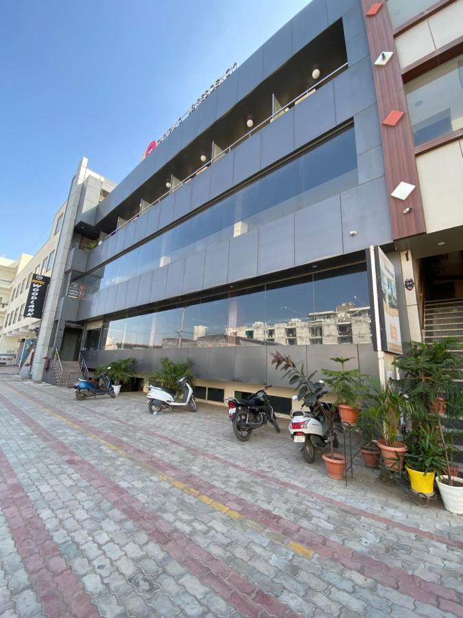 Отель Jb Residency Zirakpur !! Top Rated & Most Awarded Property In Zirakpur Экстерьер фото