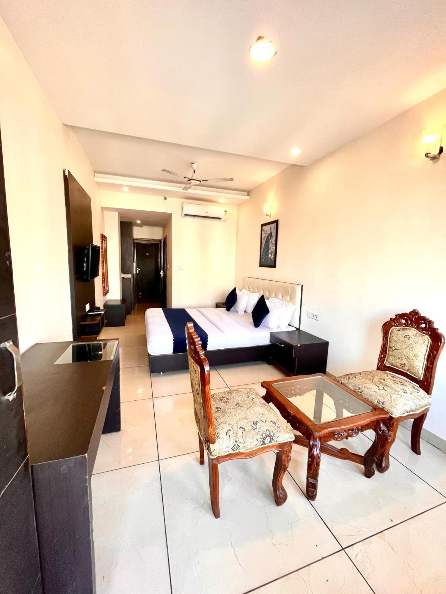 Отель Jb Residency Zirakpur !! Top Rated & Most Awarded Property In Zirakpur Экстерьер фото