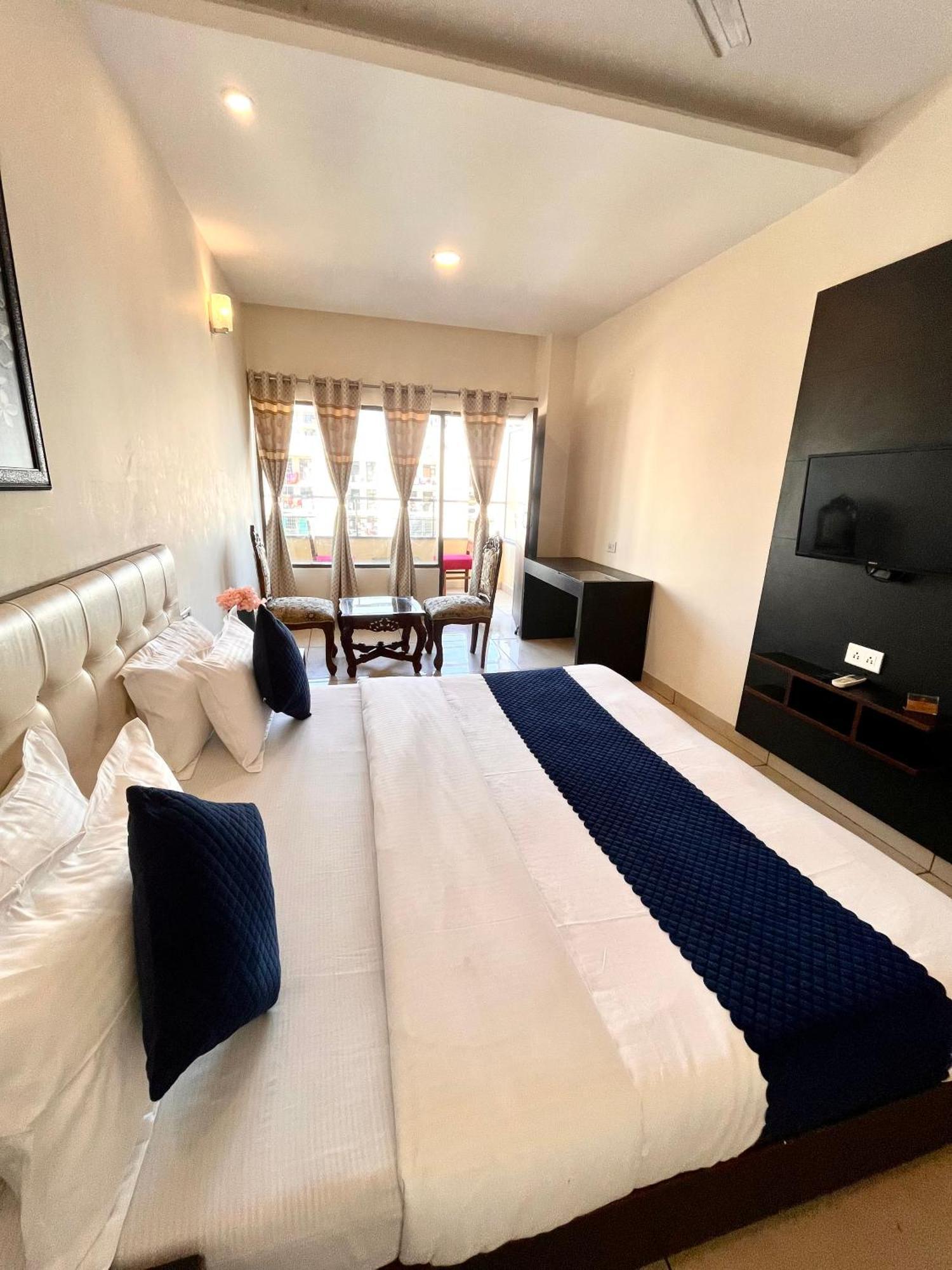 Отель Jb Residency Zirakpur !! Top Rated & Most Awarded Property In Zirakpur Экстерьер фото