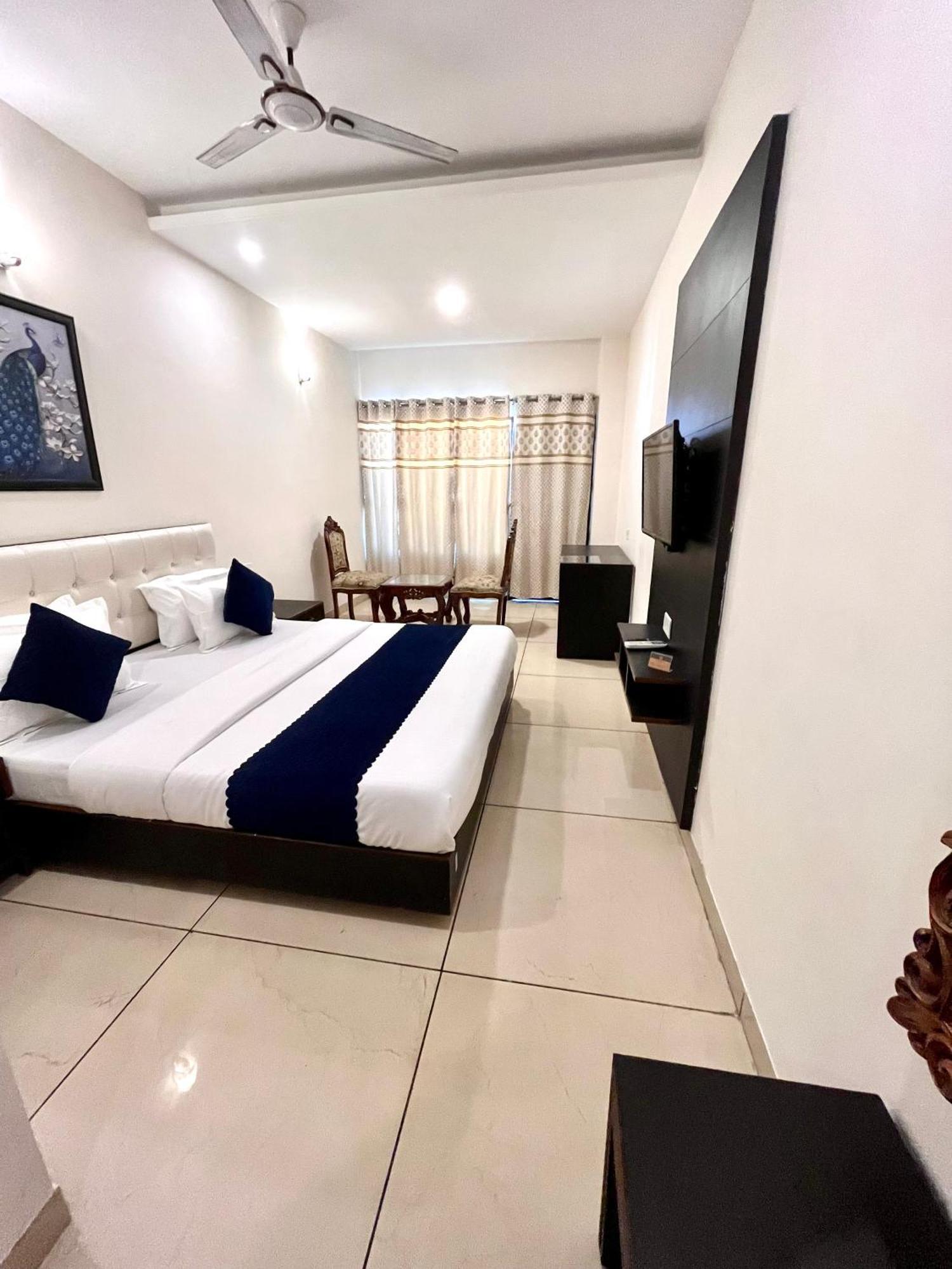 Отель Jb Residency Zirakpur !! Top Rated & Most Awarded Property In Zirakpur Экстерьер фото
