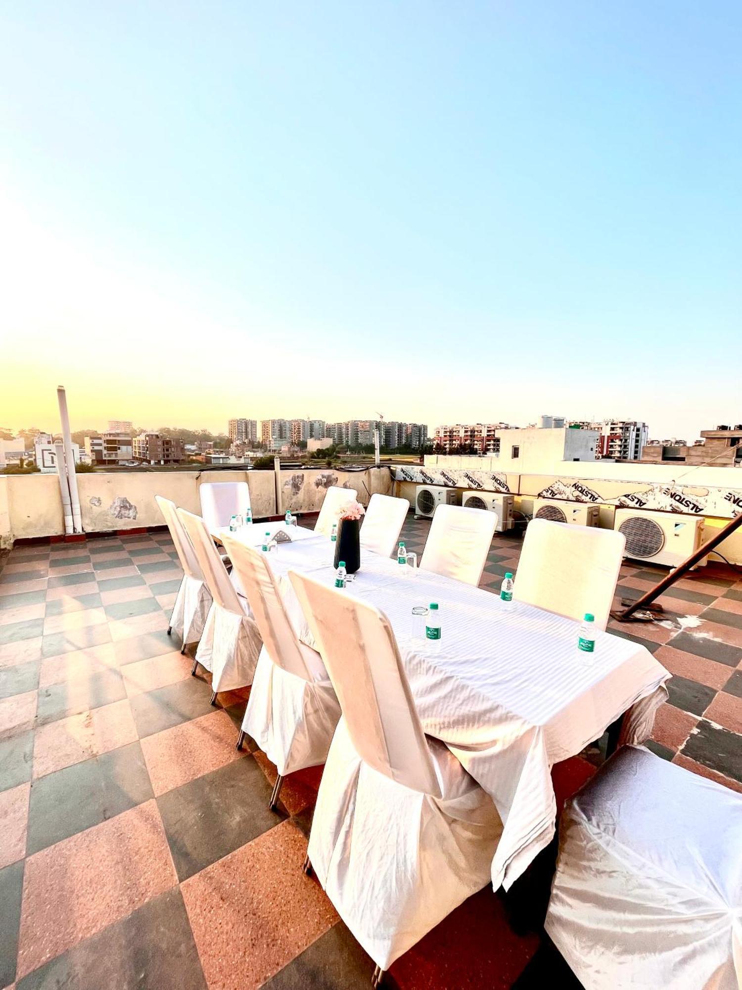 Отель Jb Residency Zirakpur !! Top Rated & Most Awarded Property In Zirakpur Экстерьер фото
