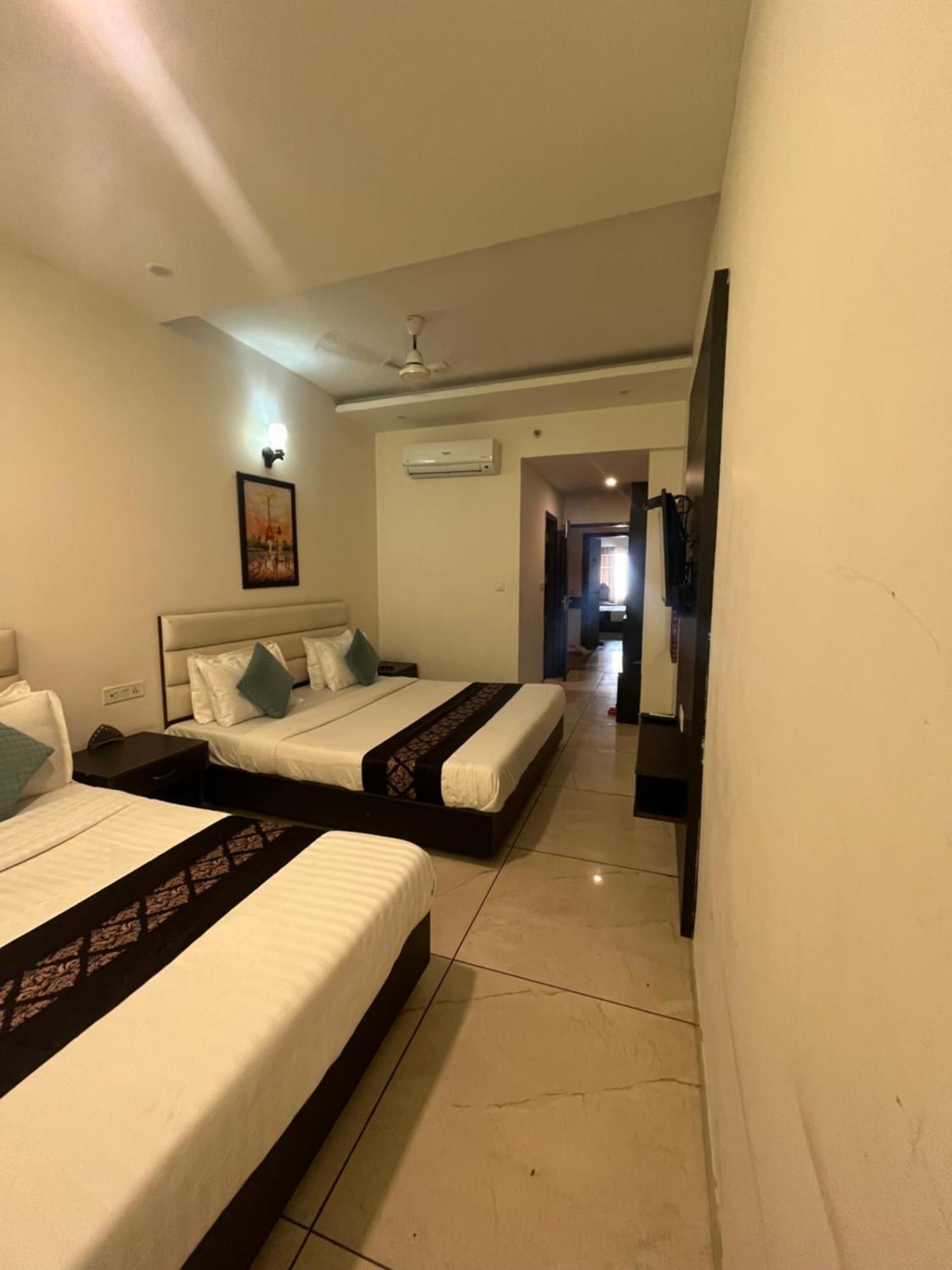 Отель Jb Residency Zirakpur !! Top Rated & Most Awarded Property In Zirakpur Экстерьер фото