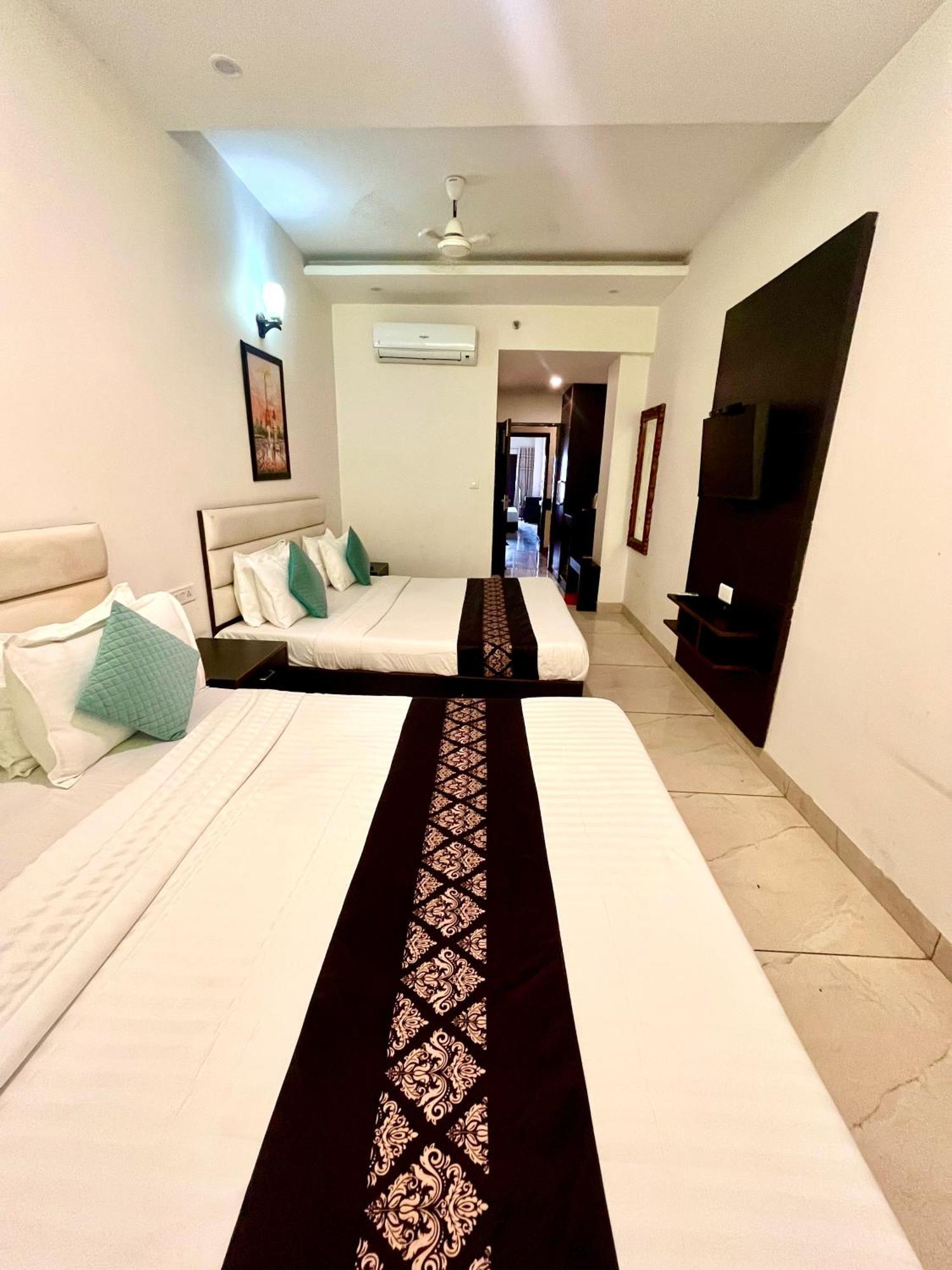 Отель Jb Residency Zirakpur !! Top Rated & Most Awarded Property In Zirakpur Экстерьер фото