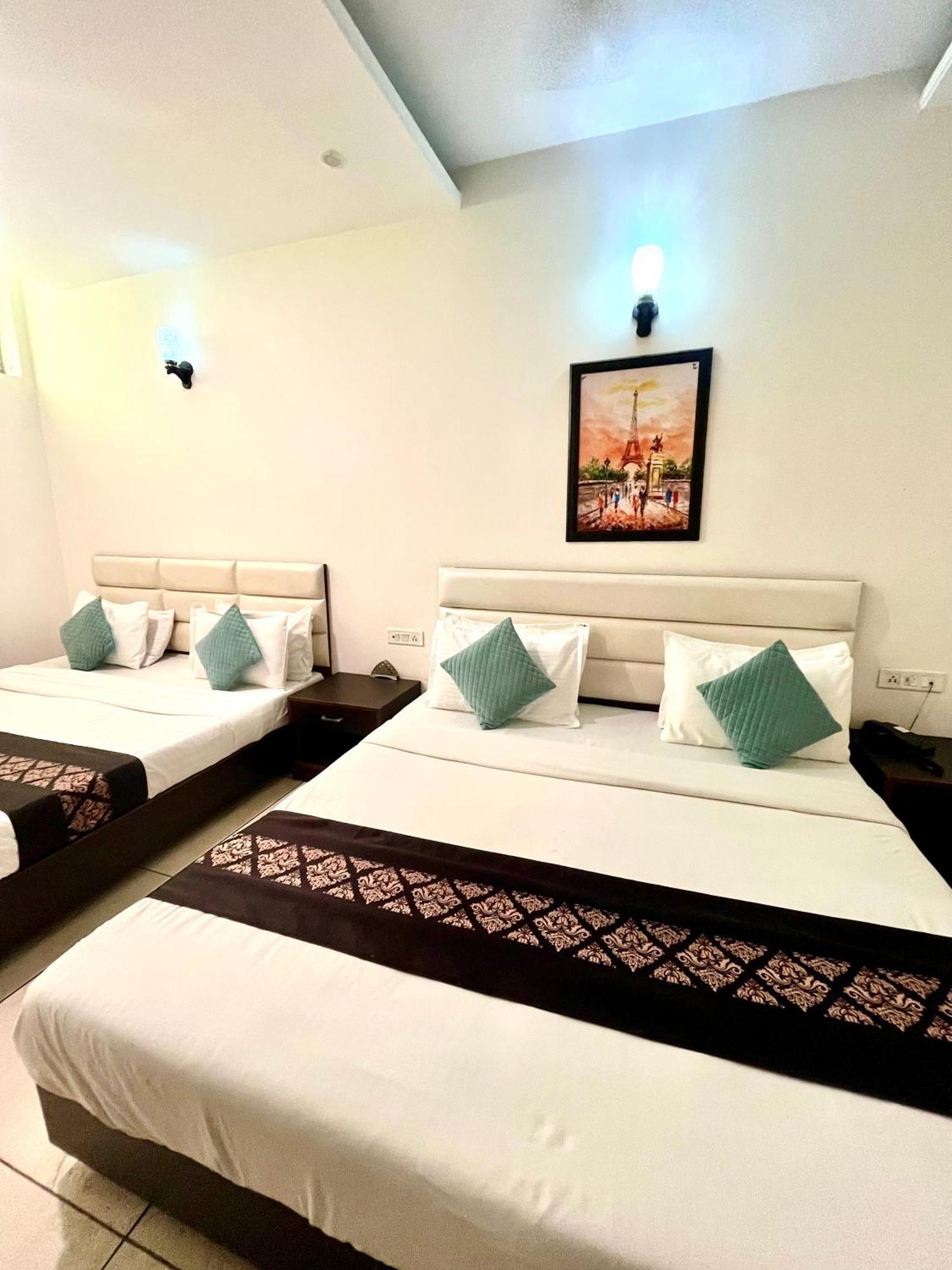 Отель Jb Residency Zirakpur !! Top Rated & Most Awarded Property In Zirakpur Экстерьер фото